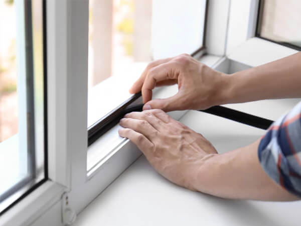 Como vedar janelas contra vento e frio no inverno