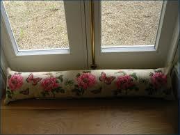 Como vedar janelas contra vento e frio no inverno