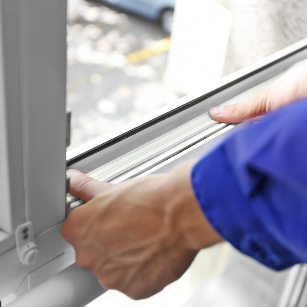 como vedar janela contra vento