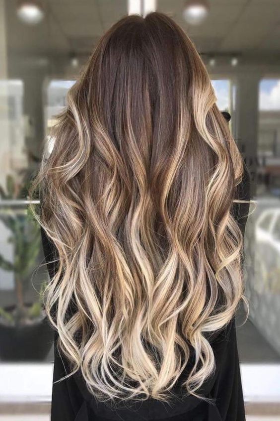 cabelo caramelo iluminado