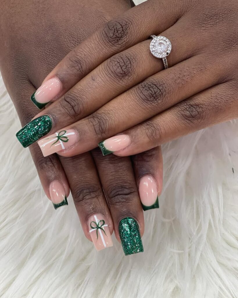 unhas vermelhas com glitter dourado para o natal