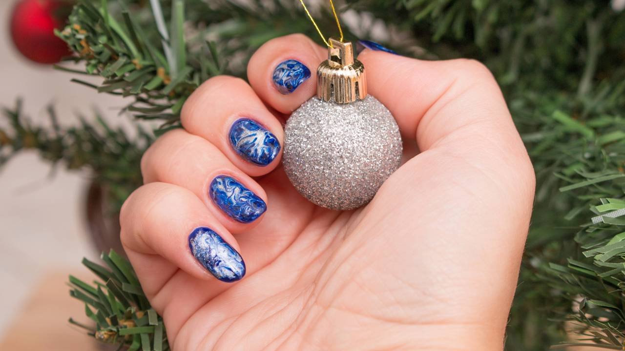 unhas douradas e prateadas ano novo