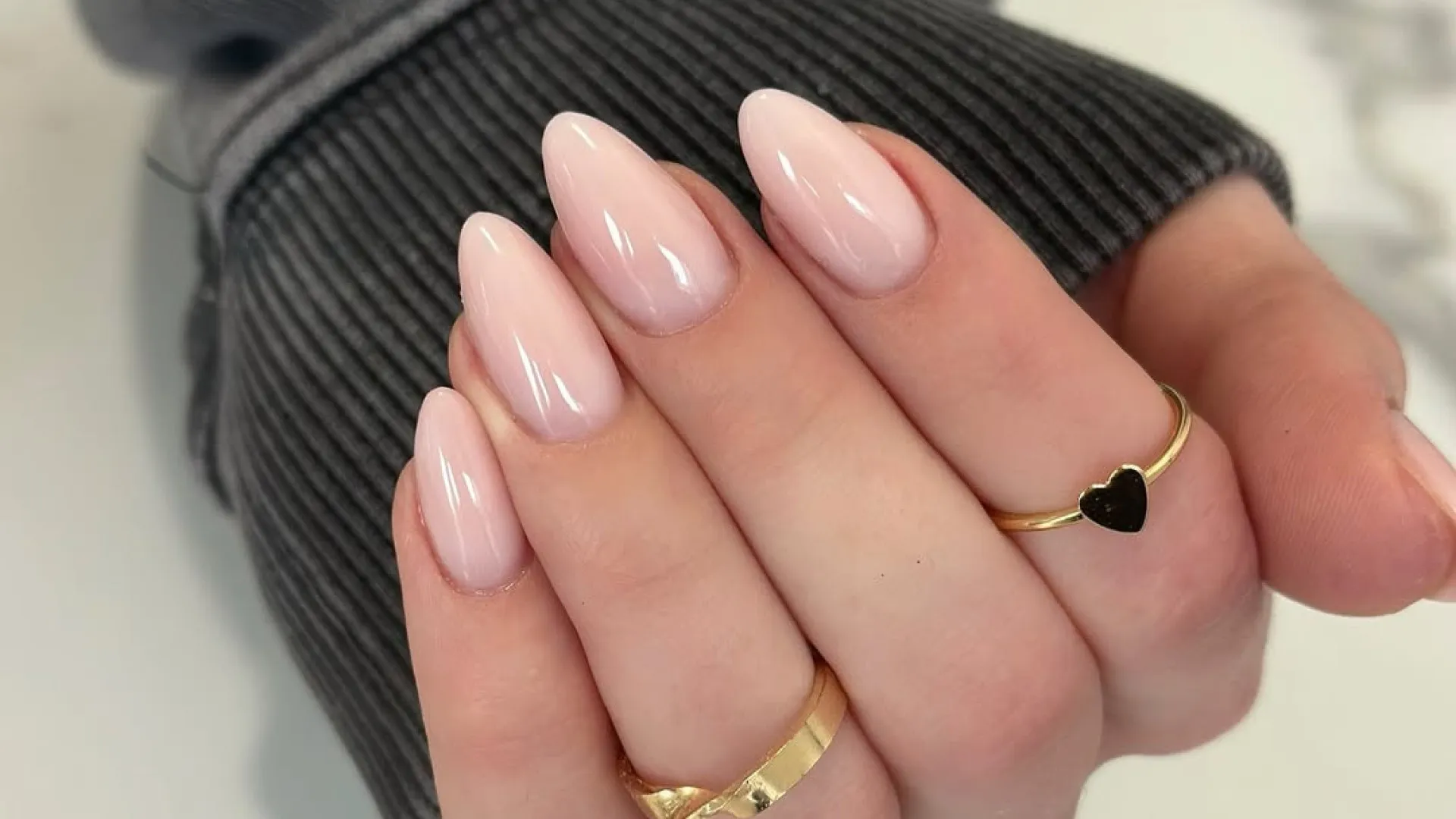 cores de esmalte que alongam os dedos