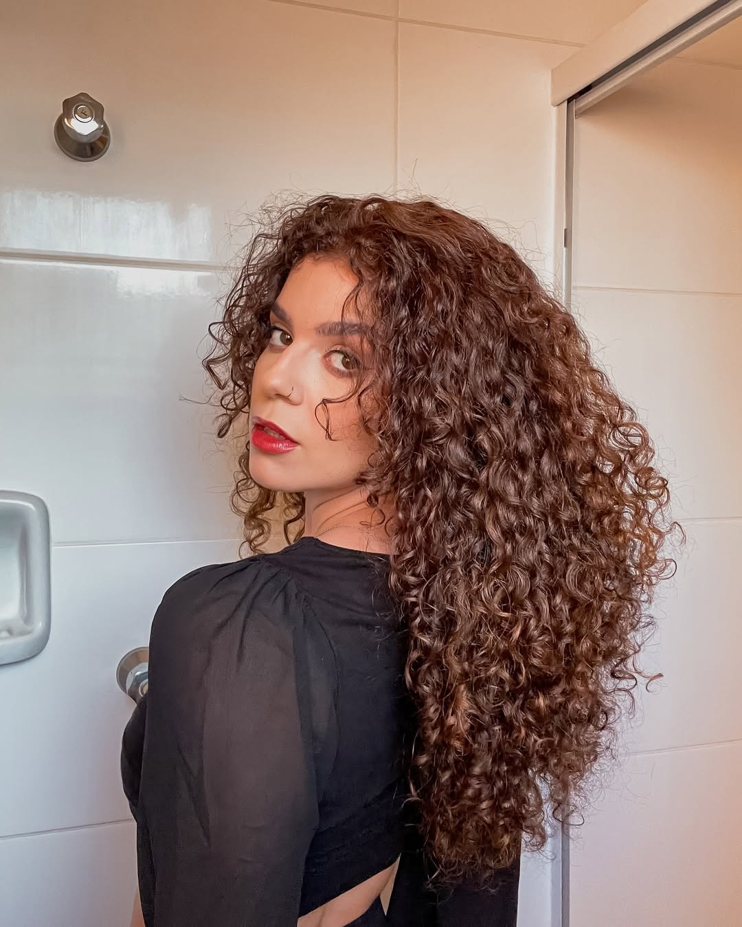 corte em camadas vs corte reto para cabelo cacheado longo: qual escolher?