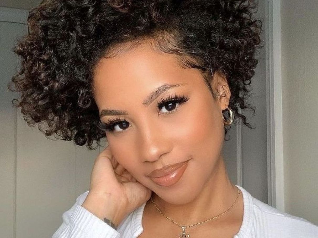 corte de cabelo crespo médio com franja para rosto redondo