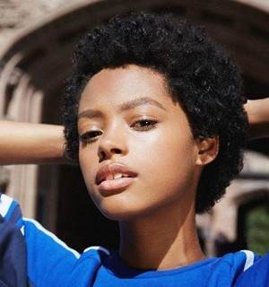 corte em camadas vs corte reto para cabelo crespo médio