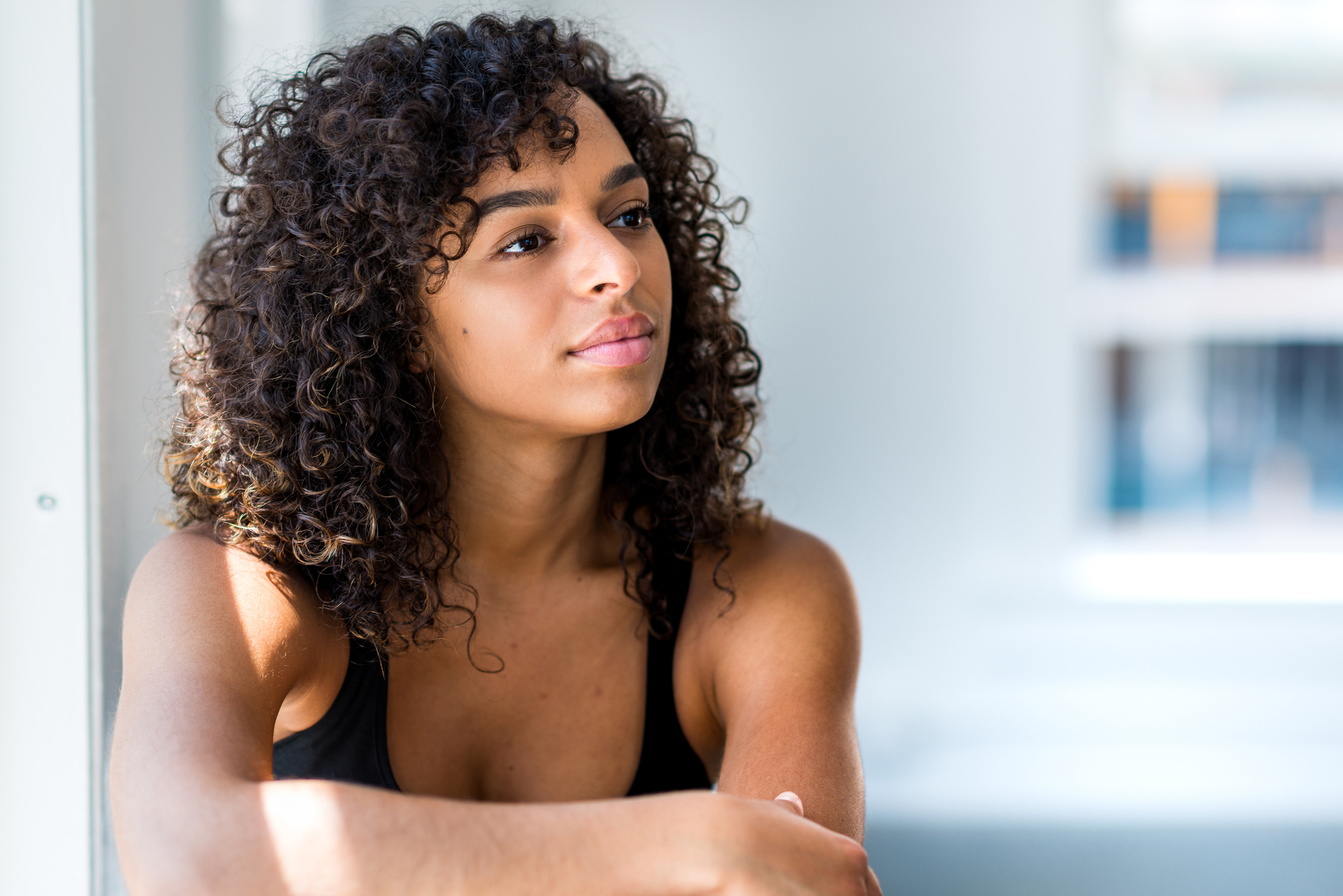 corte de cabelo crespo médio com franja para rosto redondo