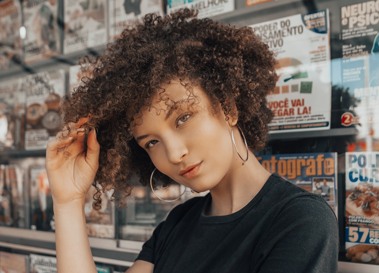 melhores cortes de cabelo crespo médio para valorizar o volume