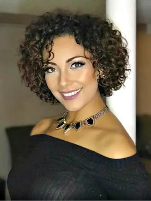 melhores cortes de cabelo crespo médio para valorizar o volume