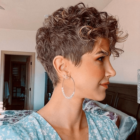 cortes para rosto oval cabelo ondulado curto