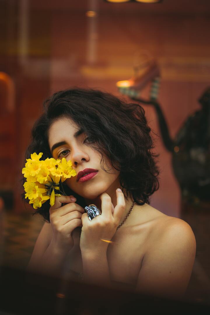 cabelo curto ondulado com franja