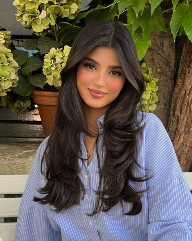 corte de cabelo longo com franja para rosto triangular