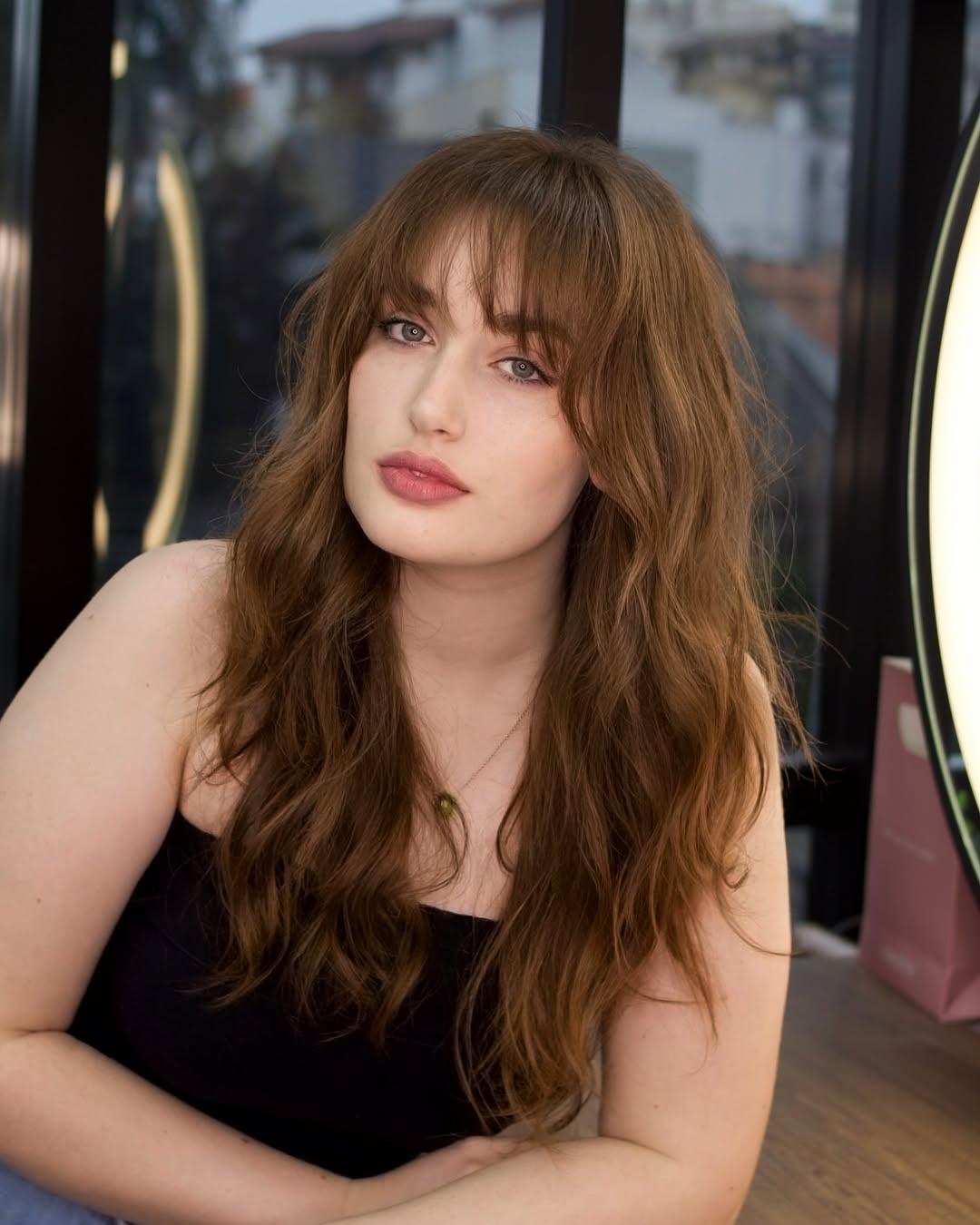 corte de cabelo longo com franja que afina o rosto