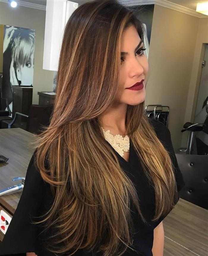 corte de cabelo longo com franja para rosto oval