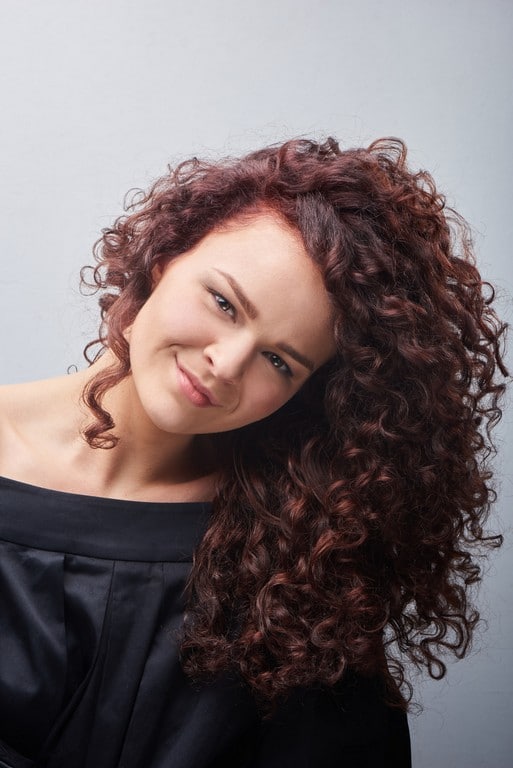 corte de cabelo ondulado curto com franja