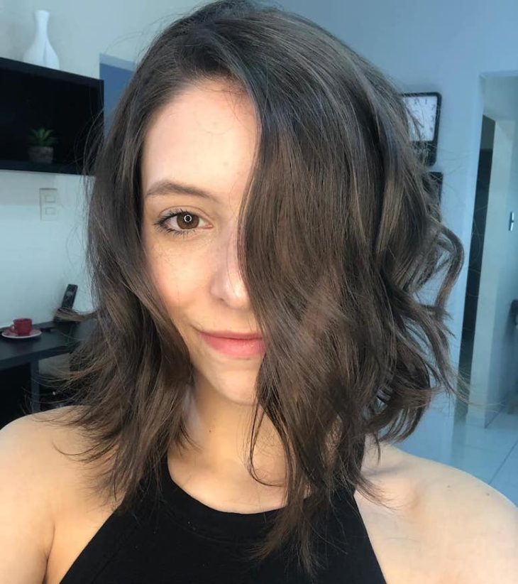 corte de cabelo ondulado curto com franja
