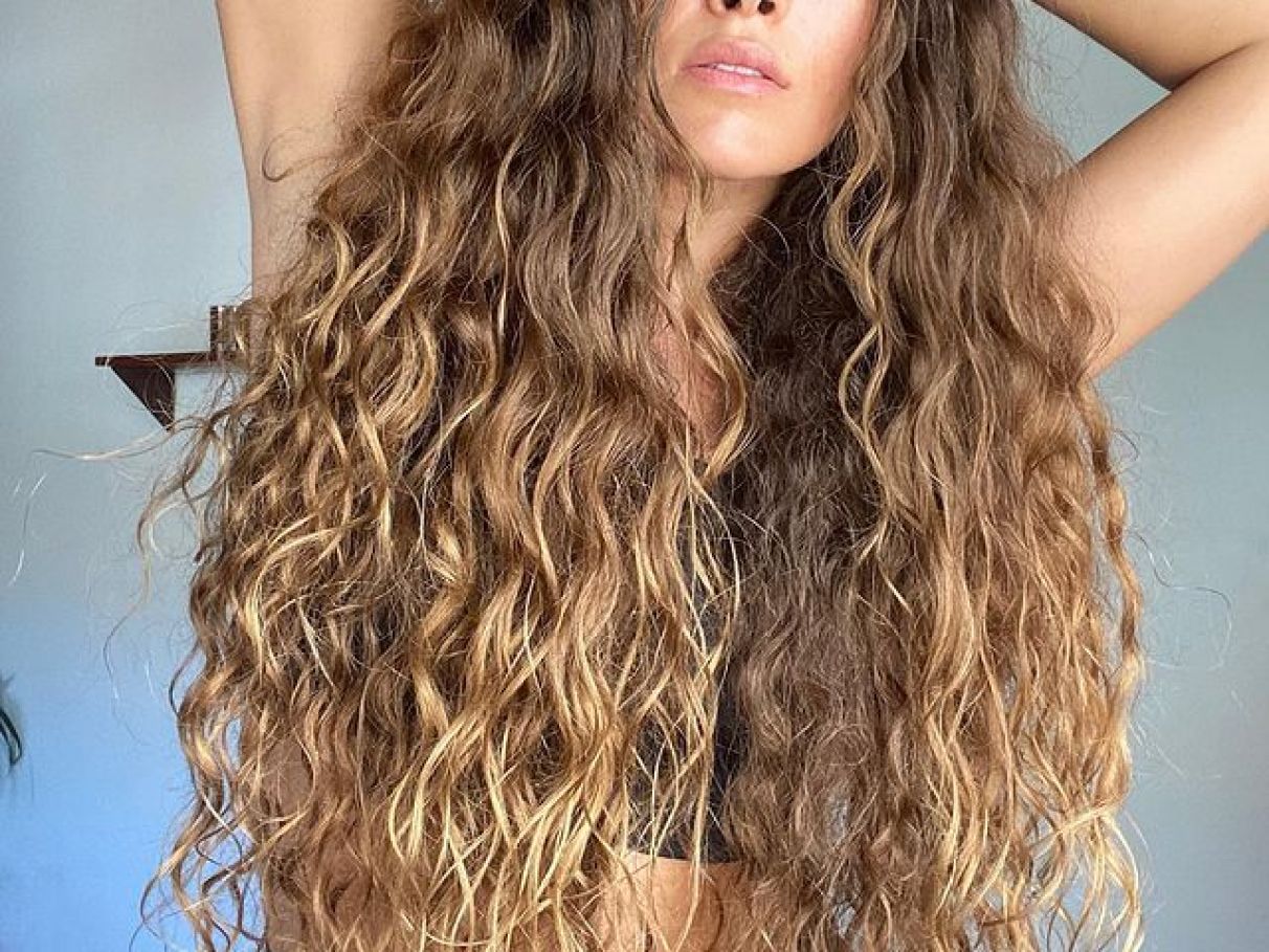 corte de cabelo ondulado curto com franja lateral