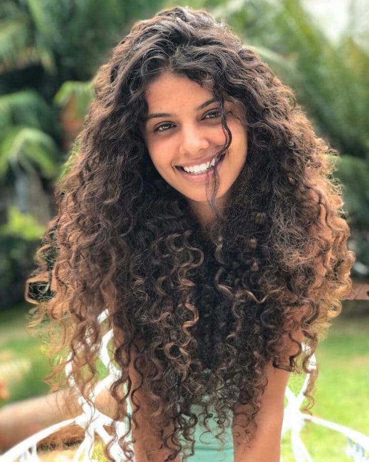 corte em camadas vs corte reto para cabelo cacheado longo