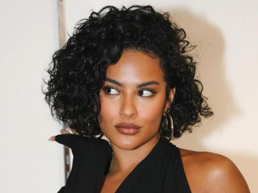 como cortar cabelo cacheado longo em casa