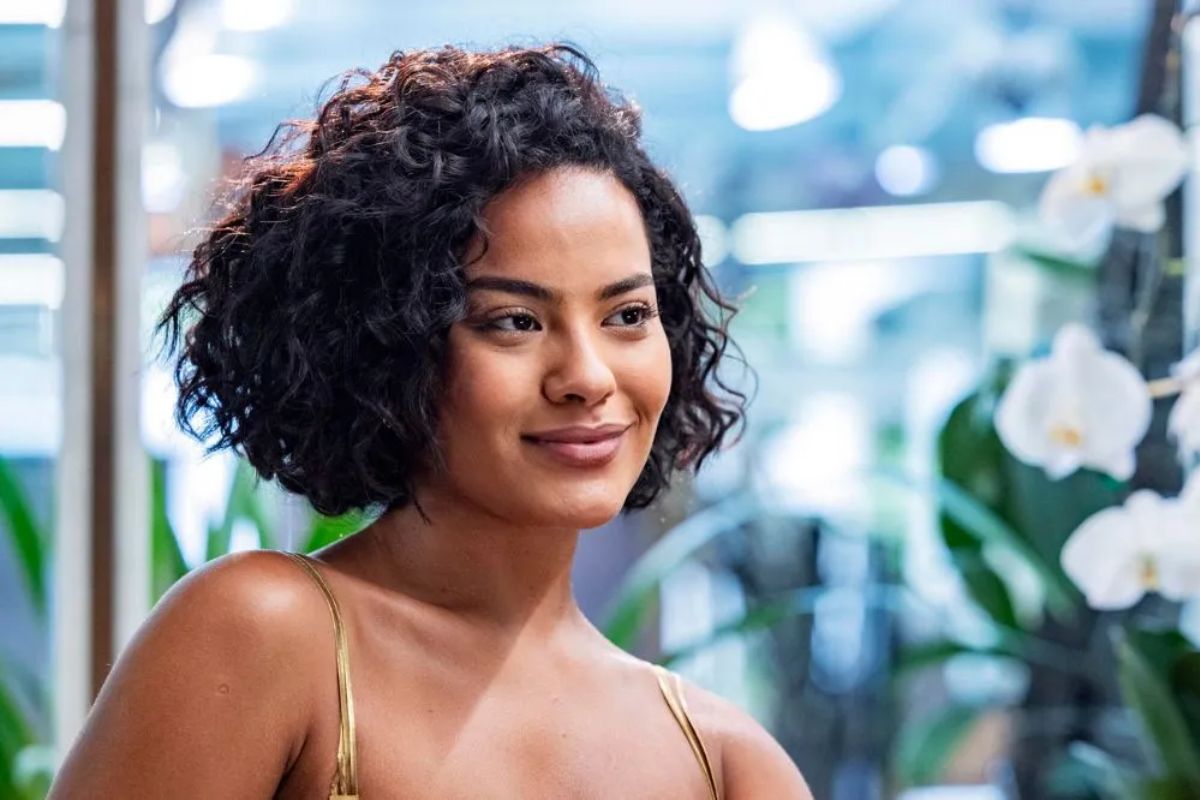 corte em camadas vs corte reto para cabelo cacheado longo