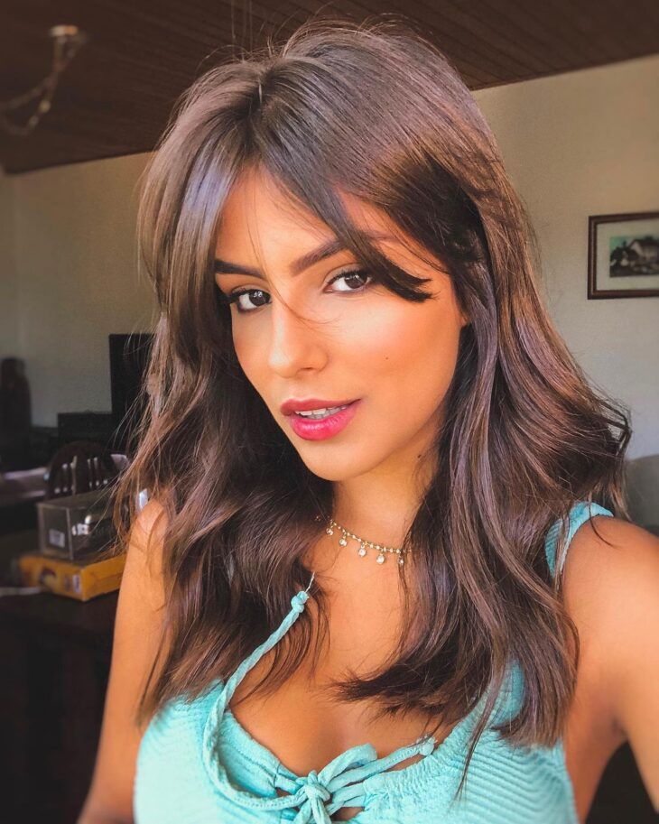 cabelo cacheado com franja longa inspiração