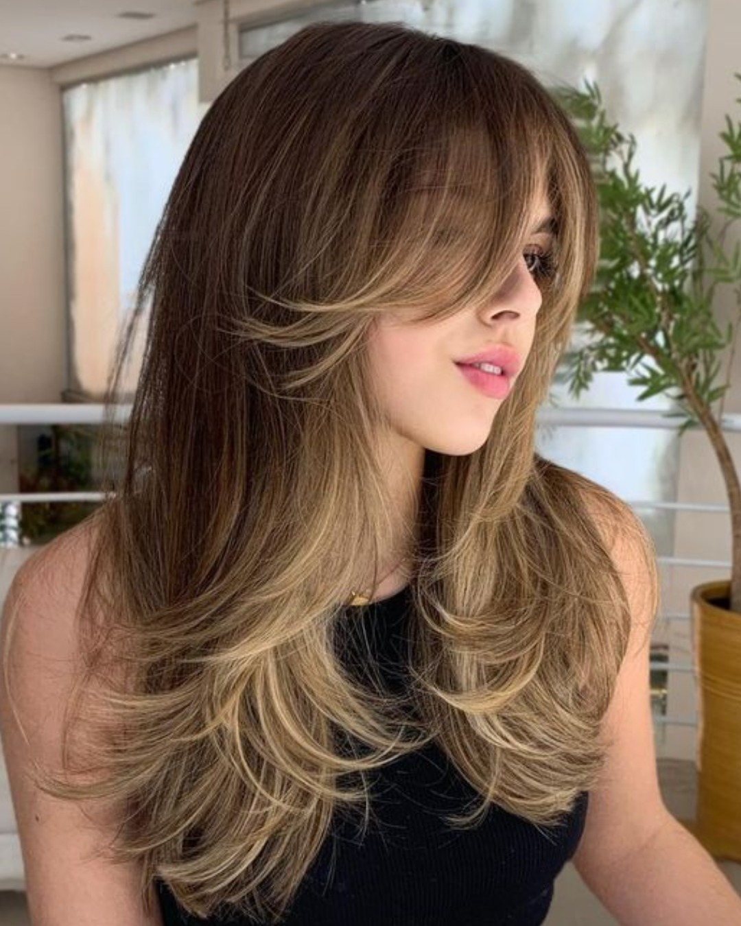 cortes de cabelo em camadas para rosto redondo