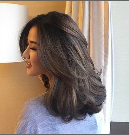 cortes de cabelo em camadas para rosto redondo