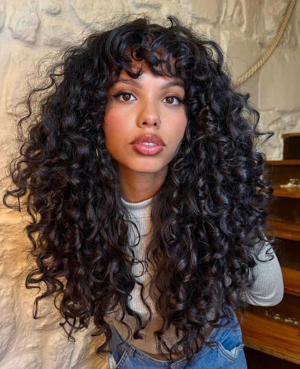 melhor corte para cabelo cacheado curto e volumoso