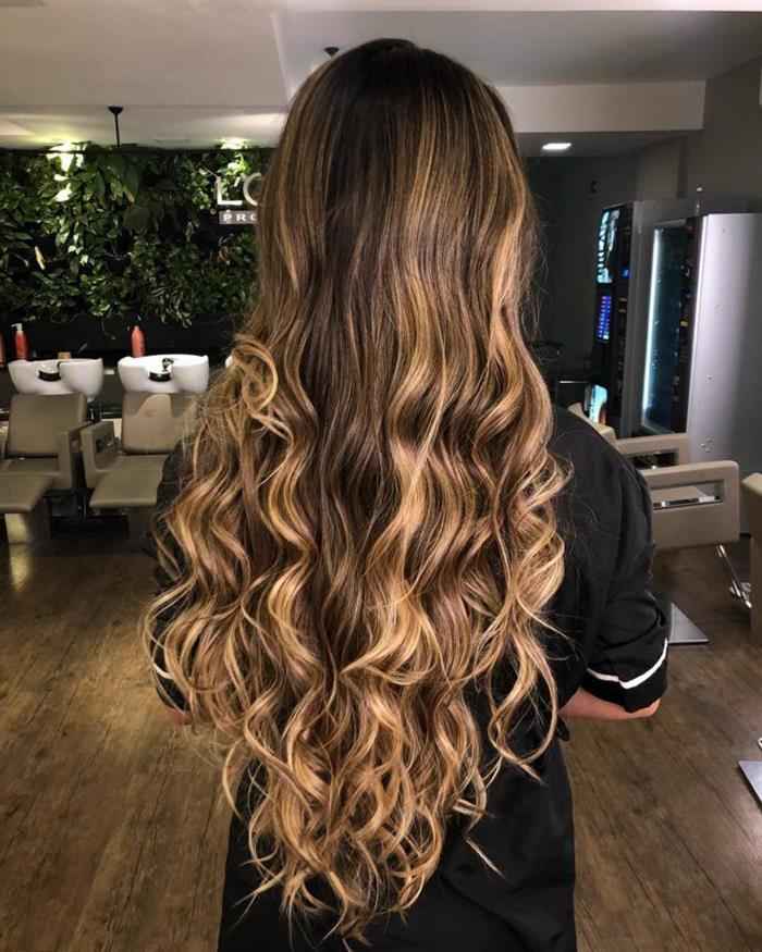 corte de cabelo que rejuvenesce cabelo ondulado longo