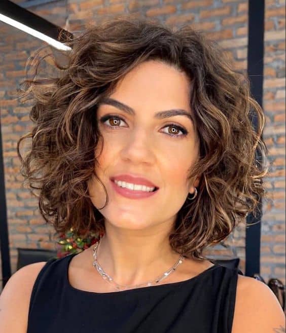 cabelo ondulado curto com franja