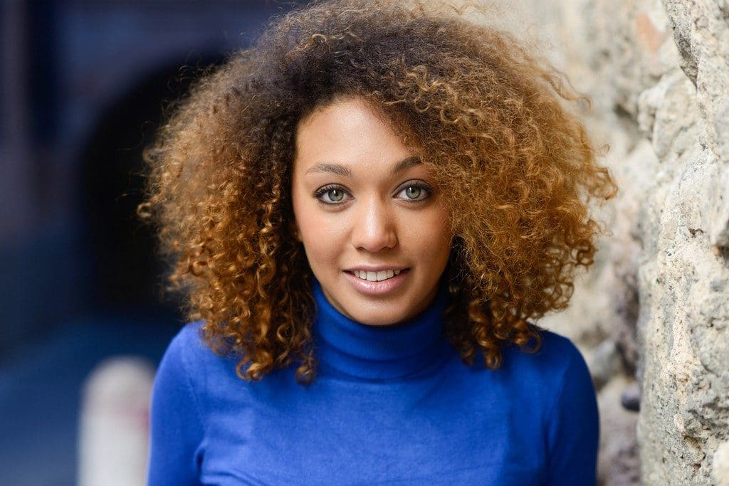 como cortar cabelo cacheado fino para dar volume