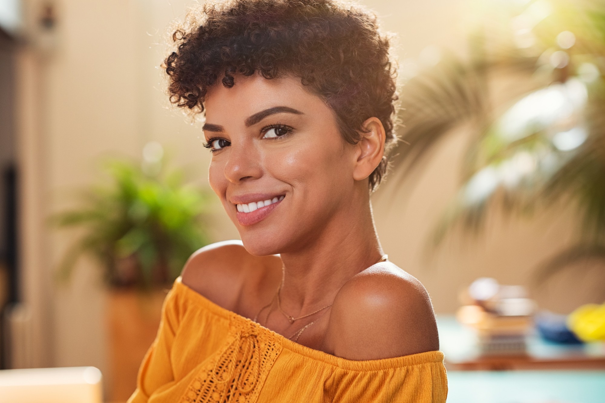 volume em cabelo cacheado fino: cortes que funcionam