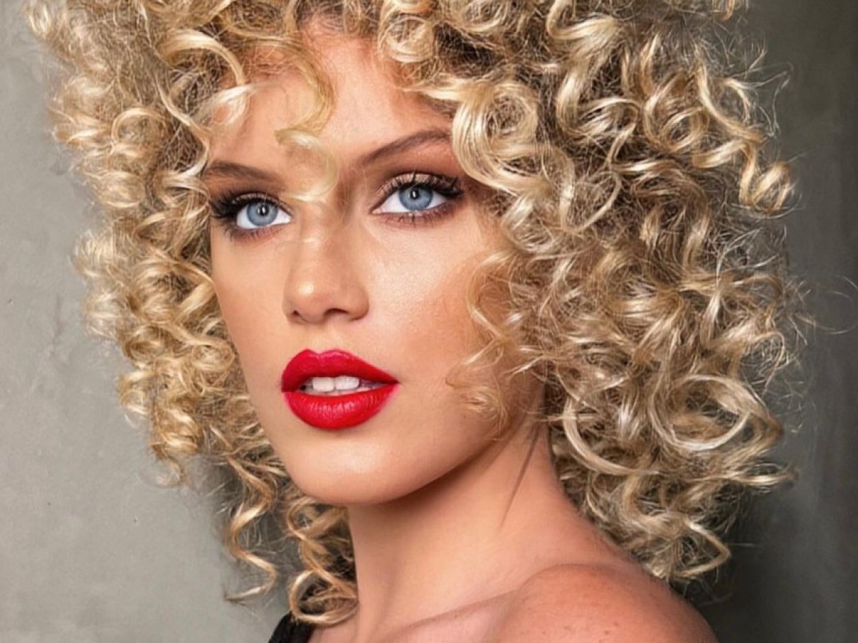 como cortar cabelo cacheado fino para dar volume