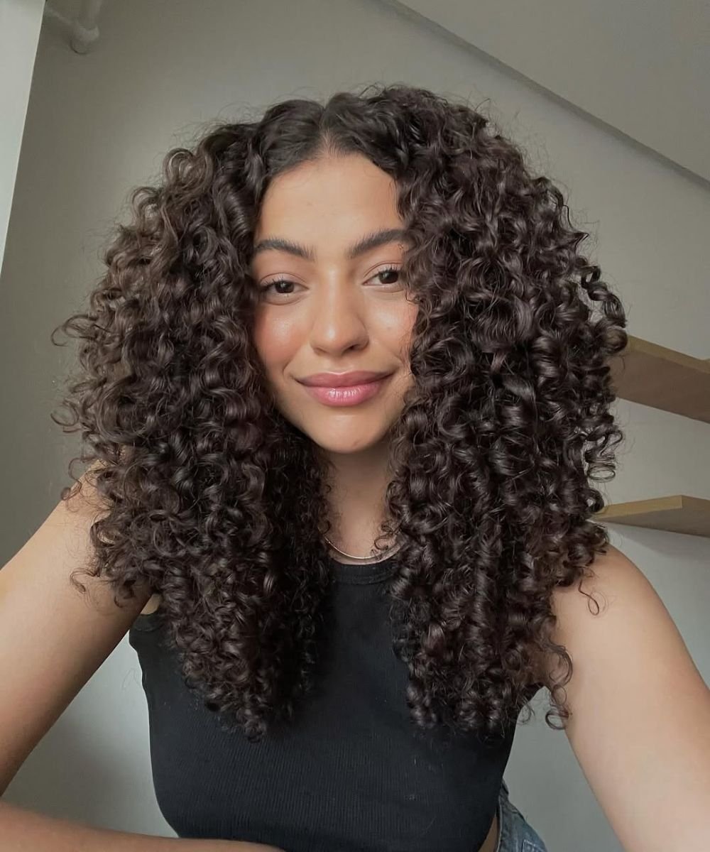 volume em cabelo cacheado fino: cortes que funcionam