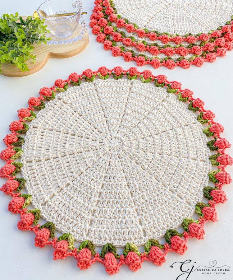 5 ideias de títulos:
1. Guia Completo: Como Fazer um Círculo de Crochê Perfeito
2. Tapetes Redondos de Crochê: Do Básico às Técnicas Avançadas
3. Decoração de Mesa com Crochê: Crie Sousplats Incríveis
4. Amigurumis e Centros de Mesa: Versatilidade do Crochê Redondo
5. Materiais Essenciais para Crochê Redondo: Escolha Certa para o Sucesso