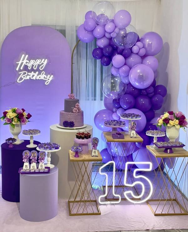 10 ideias criativas de centros de mesa roxos e lilás para sua debutante