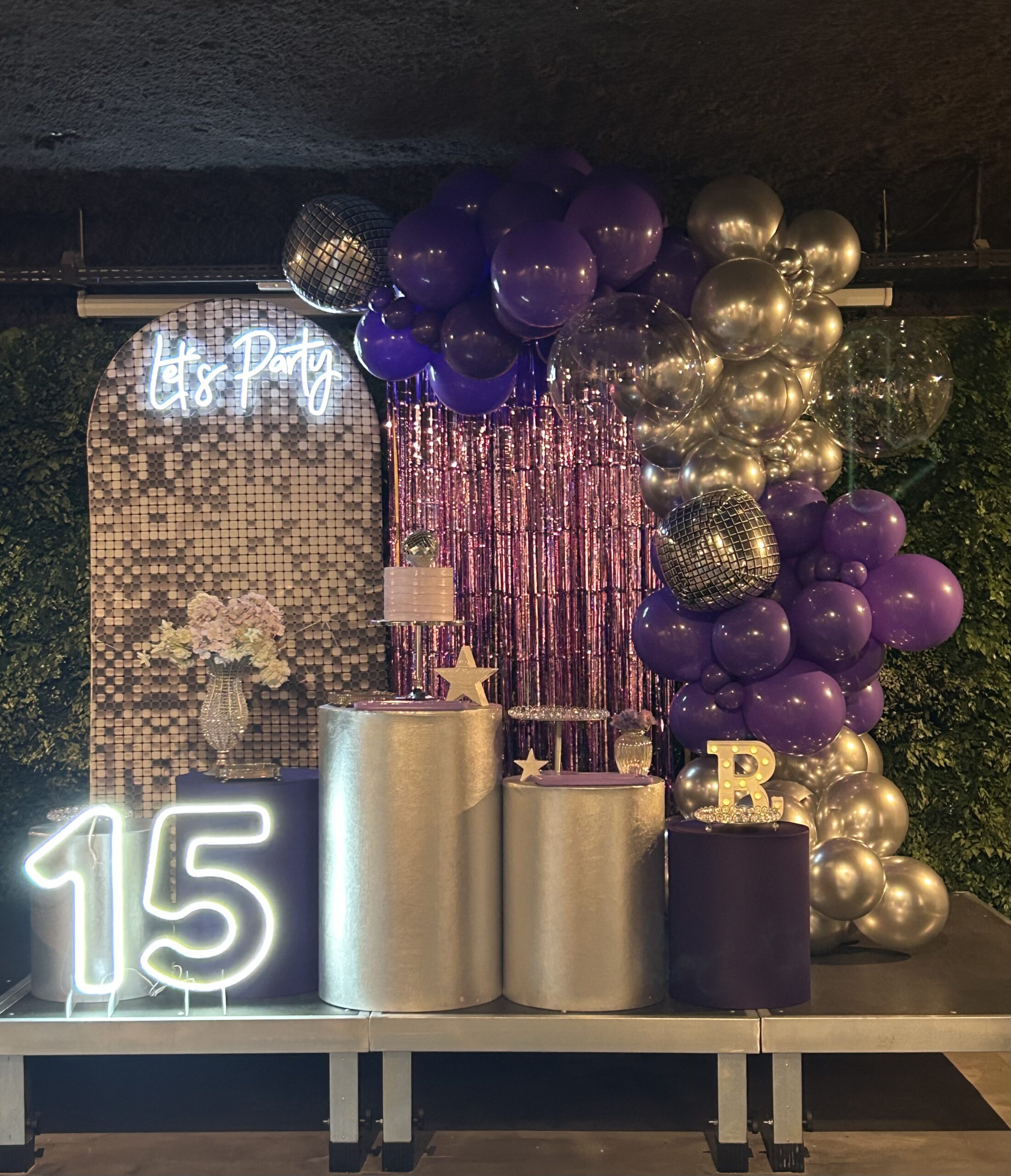 Decoração com balões: tendências para festas de 15 anos em tons de roxo