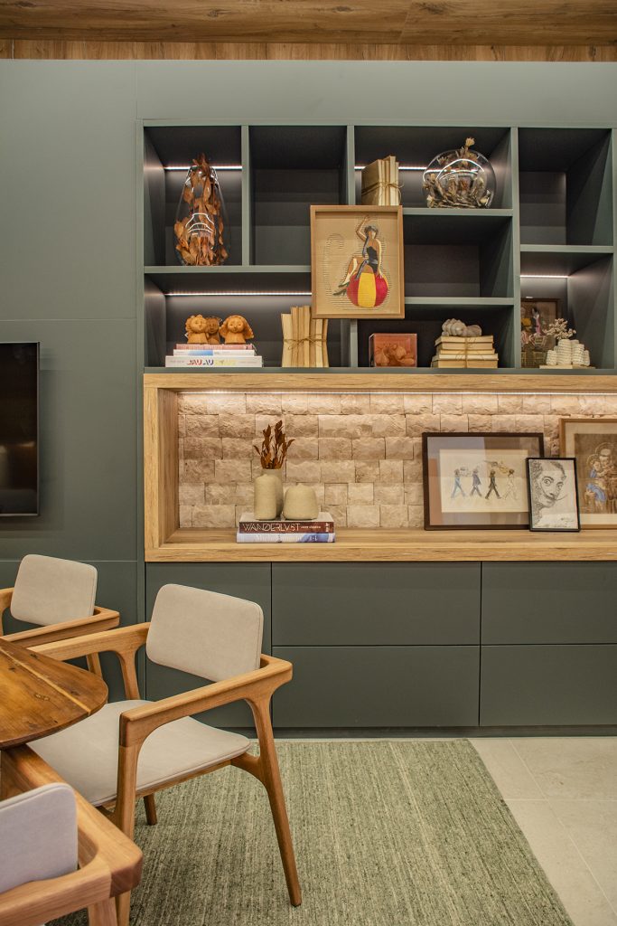 como expor fotos e lembranças de viagem na sala de estar