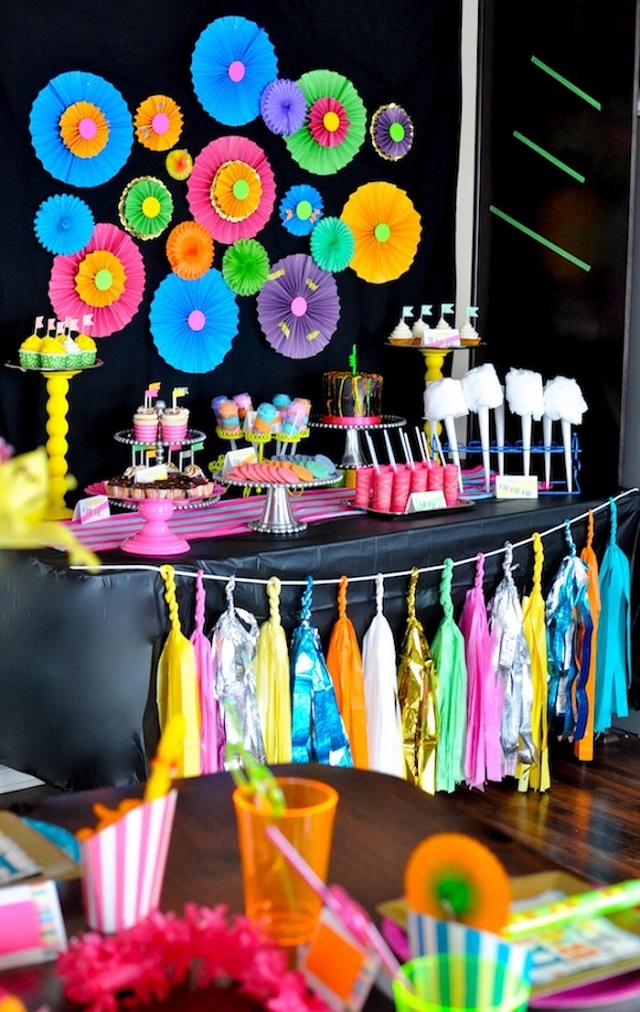 decoração anos 90 neon