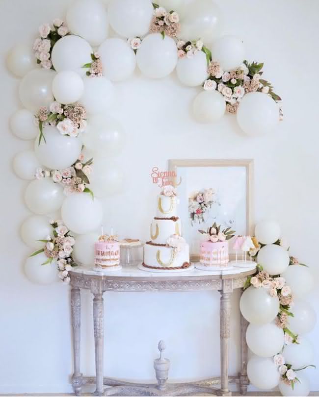 decoração aniversário de casamento simples vs elaborada