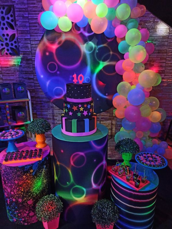 decoração aniversário neon