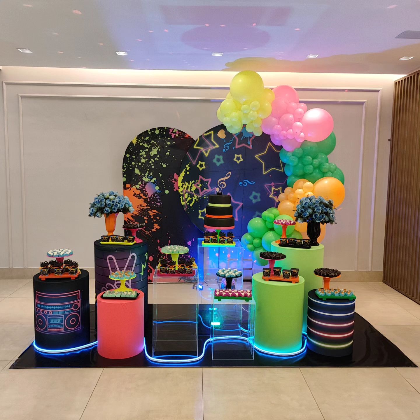 quanto custa decoração festa neon