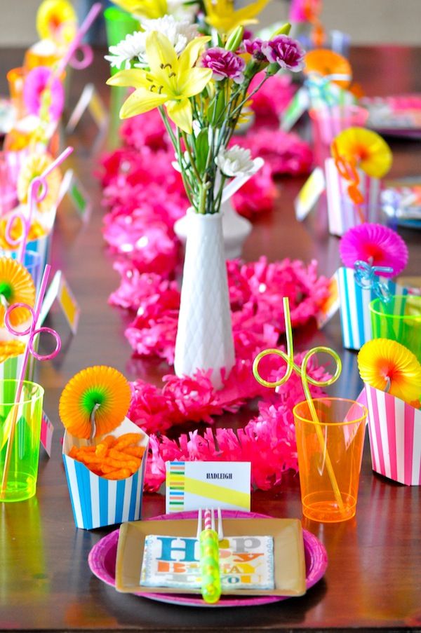 ideias decoração festa neon simples