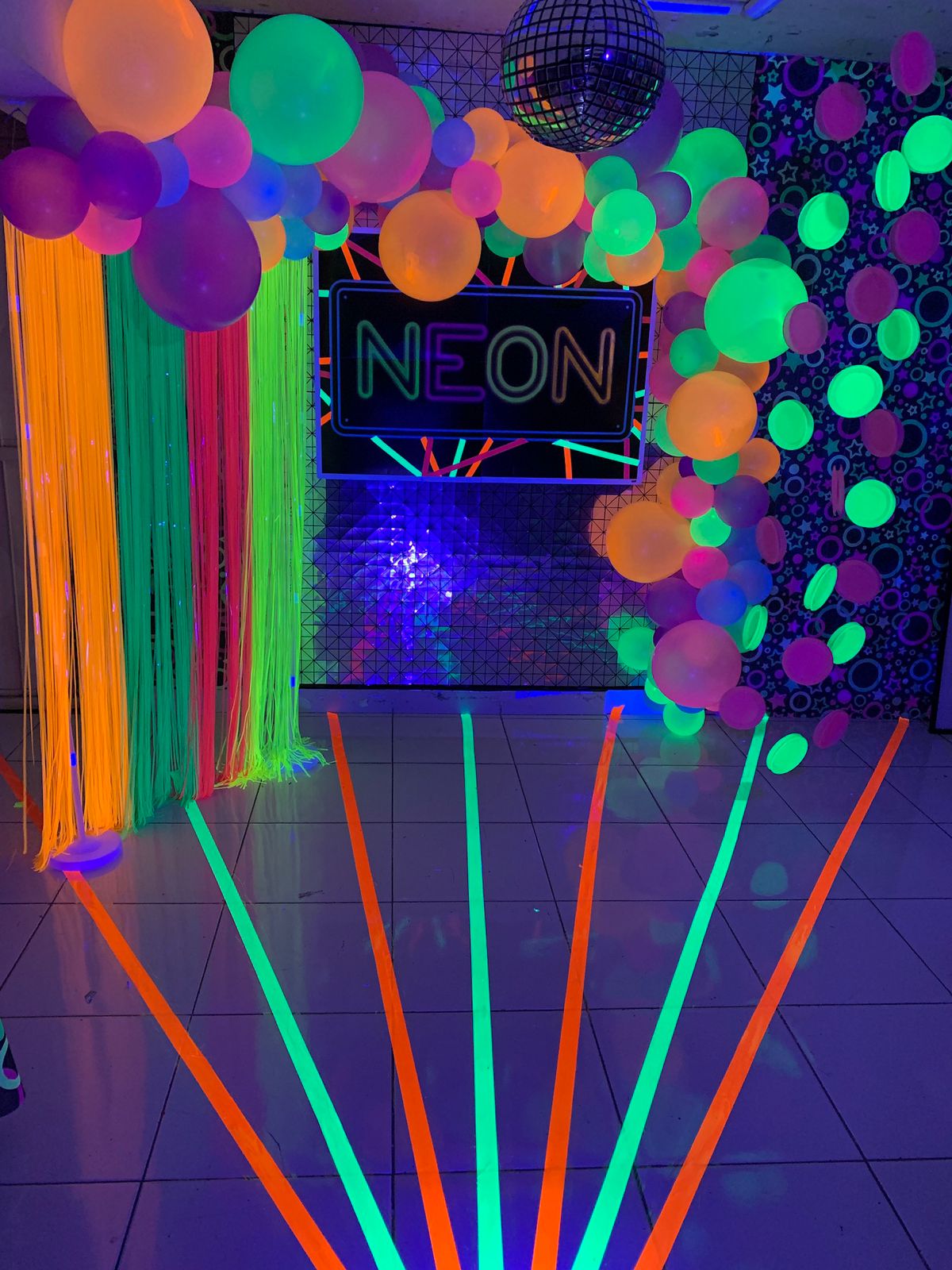 decoração neon vs festa tradicional