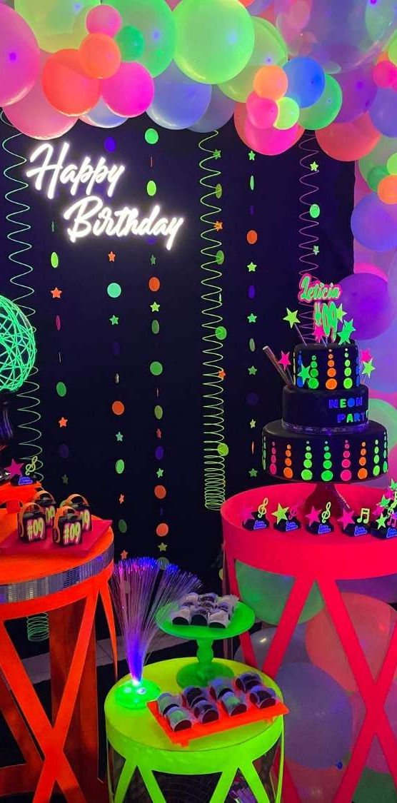 decoração neon vs festa tradicional