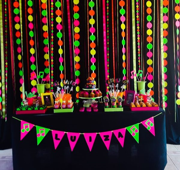 como fazer balões neon para festa