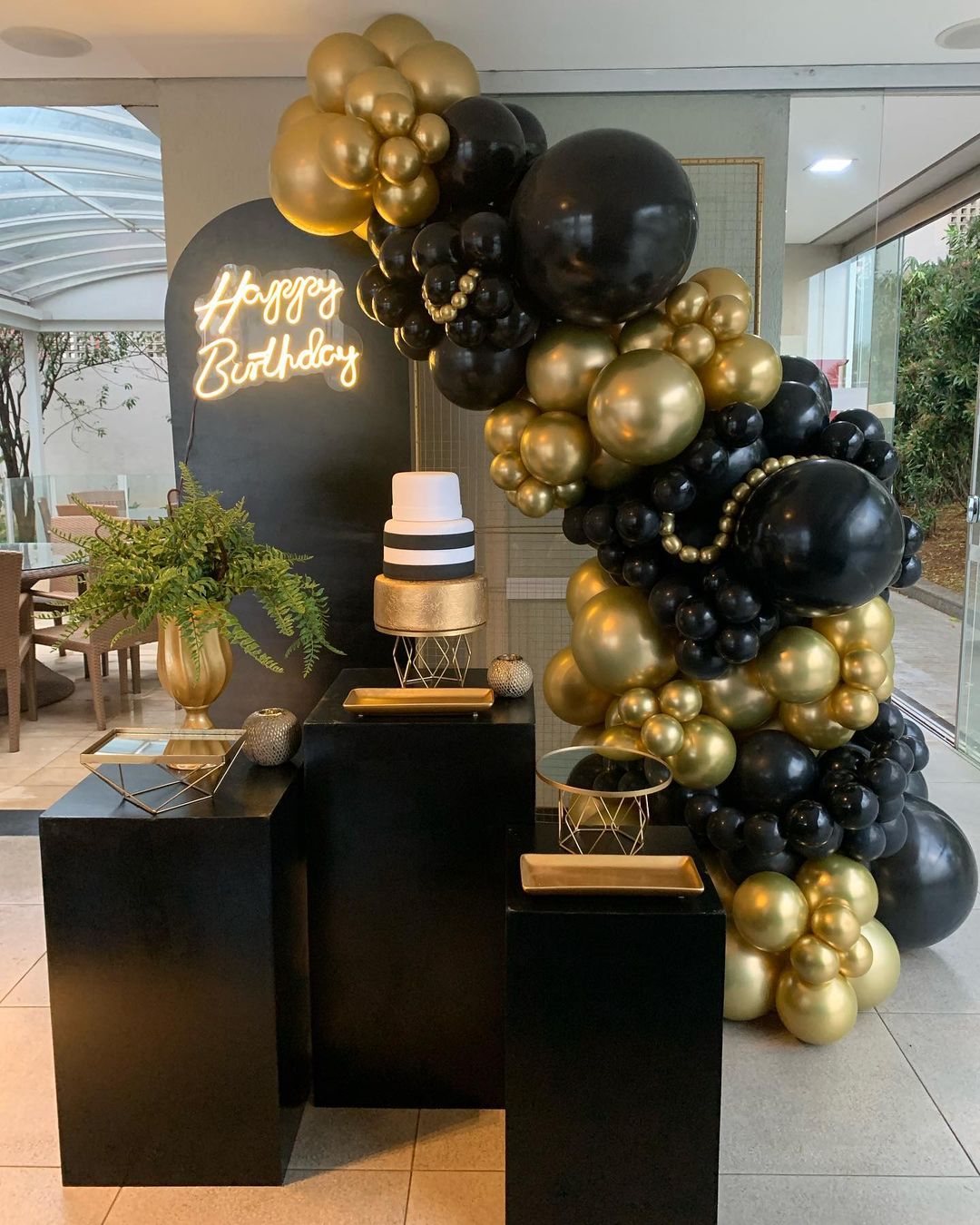 decoração aniversario preto e dourado