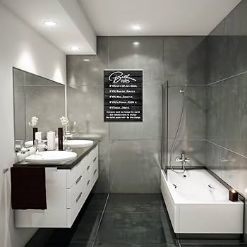 banheiro preto e branco com bancada de madeira