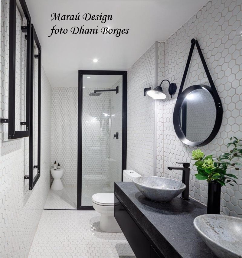 banheiro preto e branco com plantas