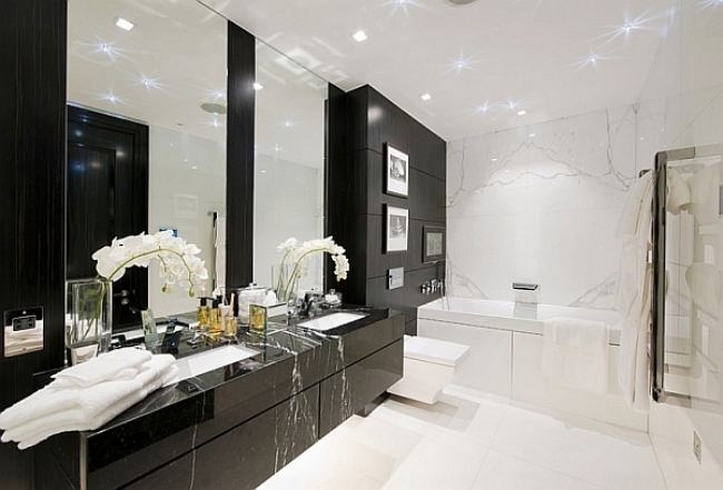 banheiro preto e branco com madeira
